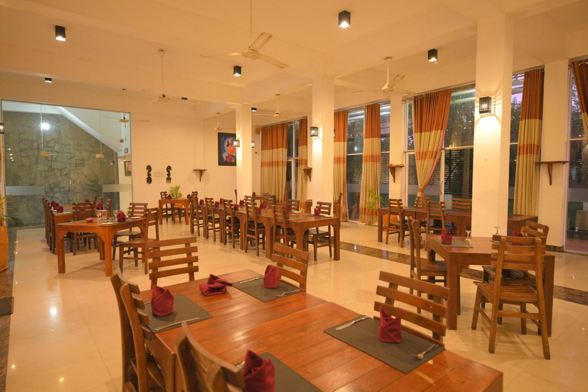 Ceylan Lodge أنرادابورام المظهر الخارجي الصورة